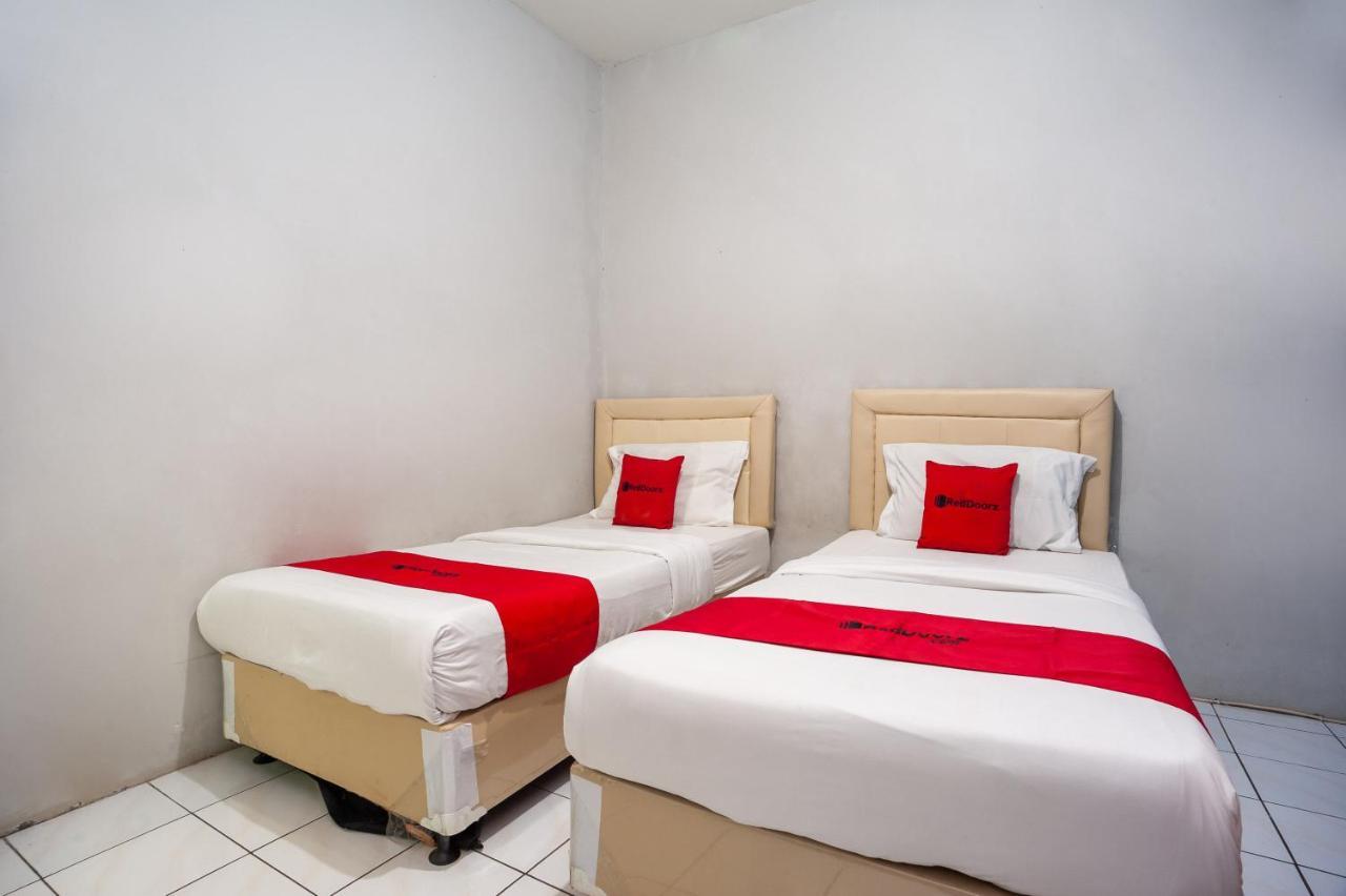 Reddoorz Near Margonda Raya Ξενοδοχείο Depok Εξωτερικό φωτογραφία